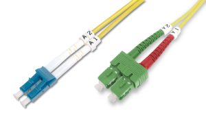 DK292SCA3LC03.jpg Fiber Optic Singlemode Patchcable SC ( APC ) to LC ( PC) 3 mt. colore giallo