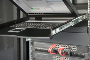 DS722111IT-10-H.jpg CONSOLE MODULARE CON SCHERMO 19 PER INSTALLAZIONE IN ARMADI RACK TASTIERA ITALIANA