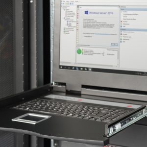 DS722112IT-10-H.jpg CONSOLE MODULARE CON SCHERMO 19" CON SWITCH 8 PORTE PER INSTALLAZIONE IN ARMADI RACK TASTIERA ITALIANA