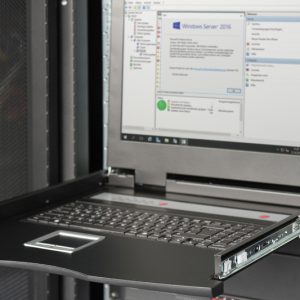 CONSOLE TFT 19" PER RACK 19 CON SWITCH KVM 16 PORTE CAT 5 TASTIERA ITALIANA