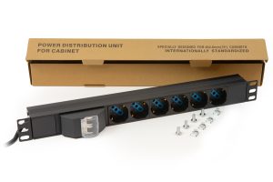 LK10050.jpg MULTIPRESA ALIMENTAZIONE PER RACK 19" CON 6 PRESE UNIVERSALI TRIPOLARI/SCHUKO MAGNETOTERMICA