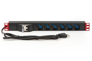 LK10050LR-1.jpg MULTIPRESA ALIMENTAZIONE PER RACK 19" CON 6 PRESE UNIVERSALI TRIPOLARI/SCHUKO MAGNETOTERMICA CON STAFFE COLORE ROSSO