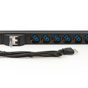 LK10050LR-1.jpg MULTIPRESA ALIMENTAZIONE PER RACK 19" CON 6 PRESE UNIVERSALI TRIPOLARI/SCHUKO MAGNETOTERMICA CON STAFFE COLORE ROSSO