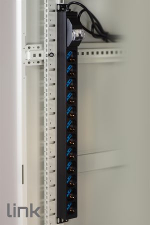 LK10057-10.jpg MULTIPRESA VERTICALE A 12 PORTE PER ARMADI RACK CON INTERRUTTORE MAGNETOTERMICO