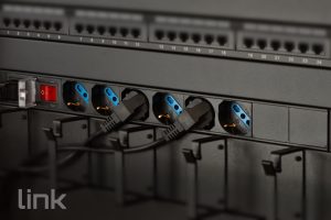 LK10062-10.jpg MULTIPRESA DA RACK 19" 6 PRESE UNIVERSALI CON PRESA PER CAVO ALIMENTAZIONE C20