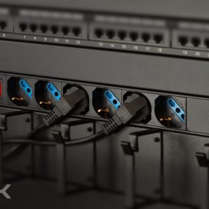 LK10062-10.jpg MULTIPRESA DA RACK 19" 6 PRESE UNIVERSALI CON PRESA PER CAVO ALIMENTAZIONE C20