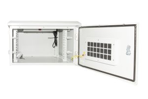 LK190645IP-1-H.jpg ARMADIO RACK 19 POLLICI 6U PER RETI DA ESTERNO CLASSE PROTEZIONE IP55 MISURE MM (L)600X(P)450X(A)333 GRIGIO CHIARO CON VENTOLE FILTRATE