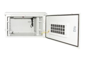 LK190960IP-1-H.jpg ARMADIO RACK 19 POLLICI 9U PER RETI DA ESTERNO CLASSE PROTEZIONE IP55 MISURE MM (L)600X(P)600X(A)467 GRIGIO CHIARO CON VENTOLE FILTRATE