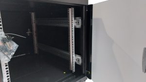 ARMADIO RACK 19" 12 UNITA' (A)700X (L)600 X PROFONDITA' 1000 MM. COLORE NERO PORTA VETRO