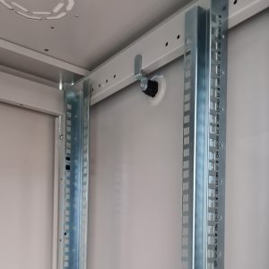 LK1926U66PT-3-H.jpg ARMADIO RACK PER RETI 19" 26U (A)1291, (L)600, (P)600 COLORE GRIGIO PORTA TRAFORATA SERIE EAVI