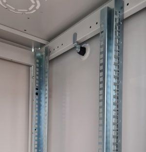 LK1926U66PT-3-H.jpg ARMADIO RACK PER RETI 19" 26U (A)1291, (L)600, (P)600 COLORE GRIGIO PORTA TRAFORATA SERIE EAVI