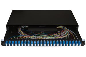 LK24LCSP-1-H.jpg PANNELLO FIBRA OTTICA 19" CON 24 ADATTATORI LC DUPLEX SINGLEMODE PROFONDITA' 250 MM CON PIGTAIL INSTALLATI COLORE NERO