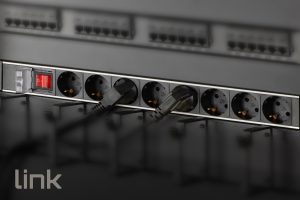 LKMP08S-10.jpg MULTIPRESA DA RACK 19 8 PRESE SCHUKO CON INTERRUTTORE SPINA SCHUKO 16A