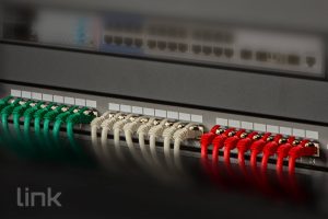 LKP624S-10-H.jpg PANNELLO PATCH PER RETI CON 24 PORTE RJ45 CAT 6 SCHERMATO 19" COLORE NERO