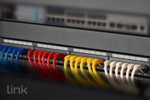 LKP624U-10-H.jpg PANNELLO PATCH 19" NON SCHERMATO UTP 24 PORTE 8 POLI RJ45 PER RETI CATEGORIA 6 NERO