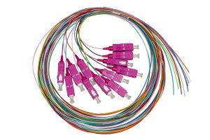 LKSC12PT4G.jpg SET 12 CAVI PIGTAIL FIBRA OTTICA COLORATI CONNETTORI SC OM4 SIMPLEX 2 MT