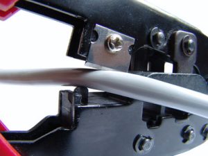 RG21-1-H.jpg PINZA IN METALLO PER CRIMPARE CONNETTORI TELEFONICI MODULARI RJ12 6 POLI E 8 POLI RJ45